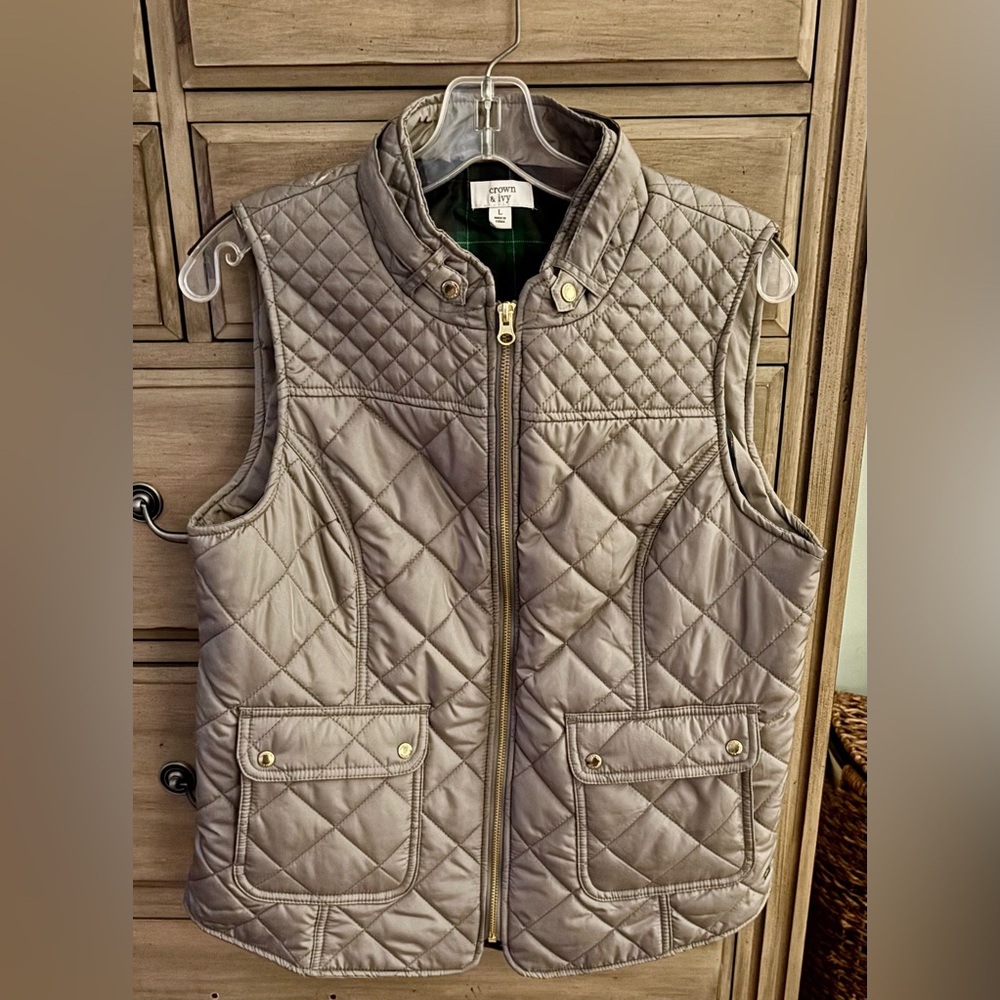 Crown and Ivy Quilted Vest- Size Large